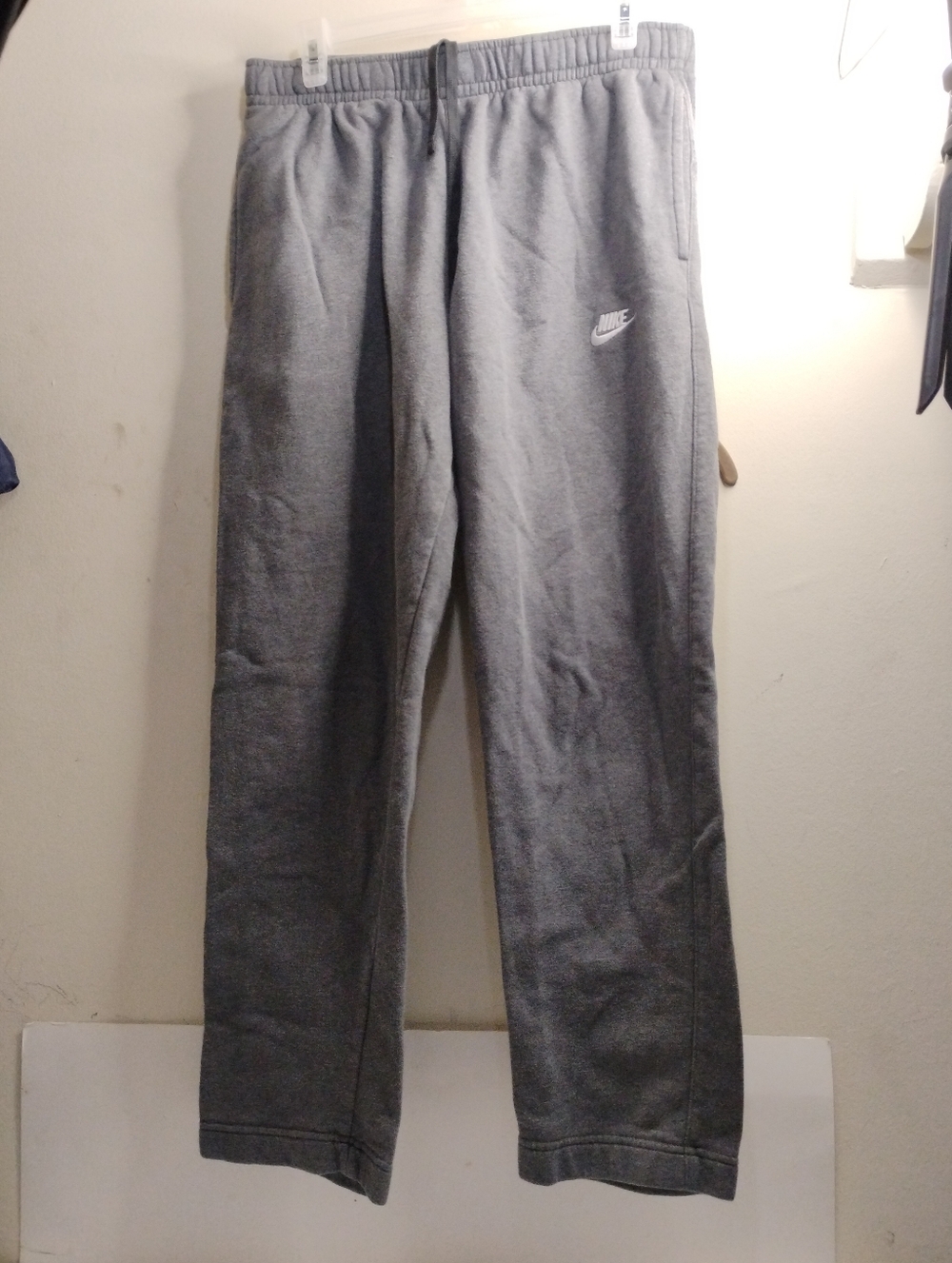 Nike Men's Gray Sweatpants Size Large 2 Front Pockets 1 Back Pocket